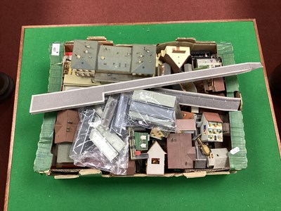 Lot 427 - A large quantity of N gauge buildings...