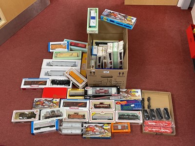 Lot 570 - Forty 'HO' Gauge U.S.A Outline Boxed Items of...