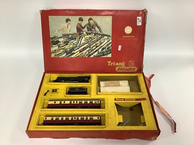 Lot 690 - A Boxed Triang 00 Gauge Train Set Ref R3.A,...