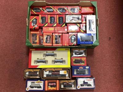 Lot 367 - Approximately forty-eight boxed 00 gauge...