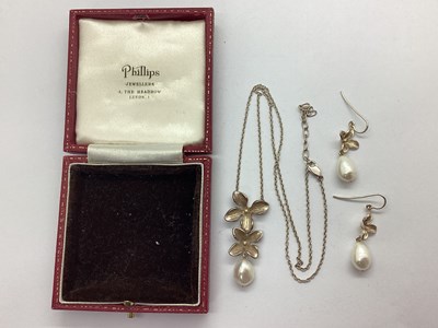 Lot 205 - A Modern Freshwater Pearl Bead Flowerhead...