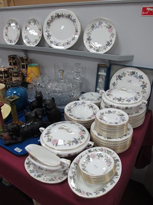 Lot 1150 - Royal Worcester 'June Garland' Pattern Dinner...