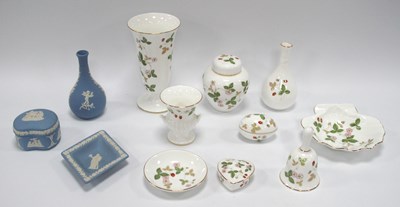 Lot 1220 - Wedgwood 'Wild Strawberry' pattern ceramics to...