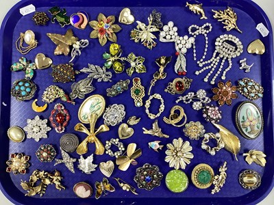 Lot 282 - A Collection of Assorted Costume Brooches,...