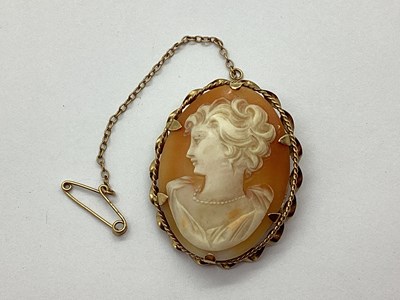 Lot 129 - A 9ct Gold Oval Shell Carved Cameo Brooch,...