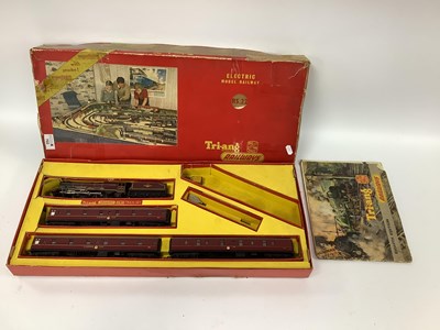 Lot 702 - A Triang Railways OO Gauge RS.22 Train Set,...