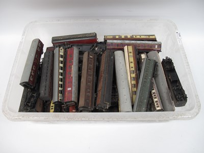 Lot 1071 - A Quantity of OO Scale Model Railway Coaches,...
