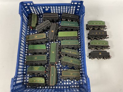Lot 626 - A quantity of OO scale locomotive tenders by...
