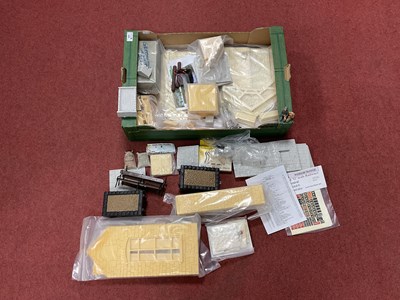 Lot 435 - A quantity of G scale accessories including...