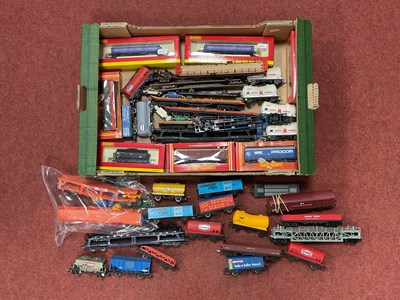 Lot 407 - Approximately twenty-eight modern 00 gauge...