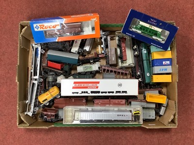 Lot 398 - Approximately thirty HO scale European freight...