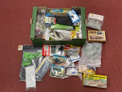 Lot 420 - A quantity of OO/HO scenic accessories and...