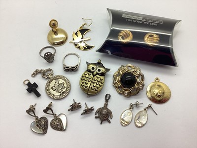 Lot 204 - A Small Collection of Modern Costume Jewellery,...