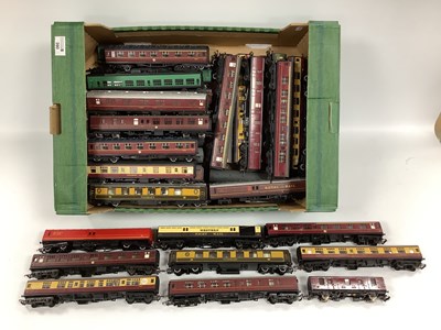 Lot 390 - Approximately forty 00 gauge coaches and...