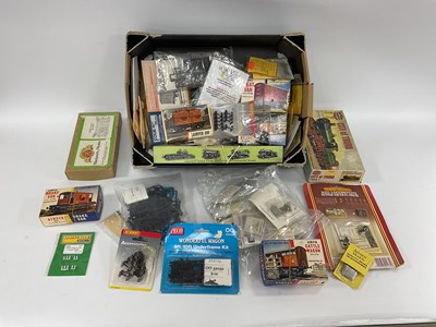 Lot 860 - A quantity of 00 gauge locomotive and rolling...