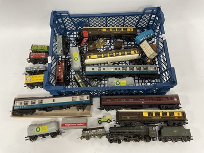 Lot 600 - A quantity of OO gauge model railway items, by...