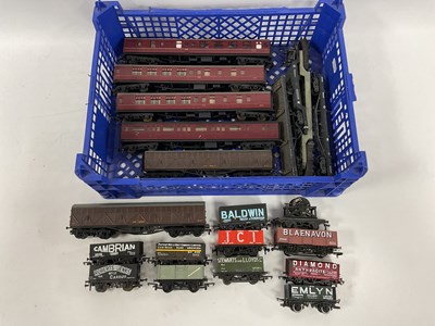 Lot 607 - A quantity of OO scale rolling stock by...