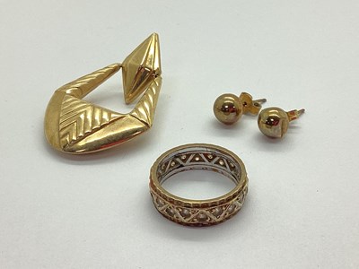 Lot 174 - A Single / Odd 9ct Gold Drop Earring, of...