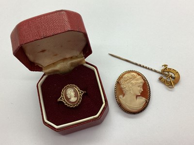 Lot 183 - A Vintage 9ct Gold Shell Cameo Ring, the oval...