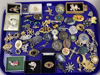 Lot 283 - A Collection of Assorted Costume Brooches,...