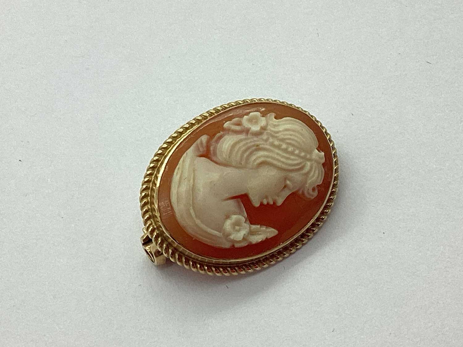 Lot 124 - A Small 9ct Gold Oval Shell Carved Cameo...