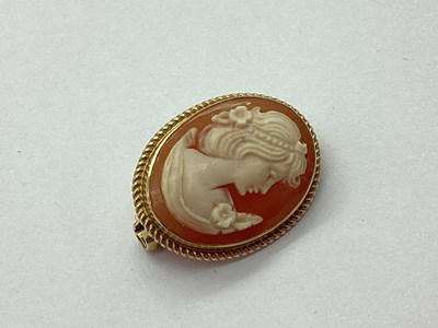 Lot 124 - A Small 9ct Gold Oval Shell Carved Cameo...