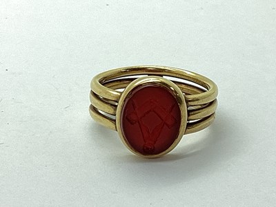 Lot 39 - A Masonic Gent's Ring, the oval inset...