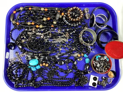 Lot 252 - A Collection of Modern Costume Jewellery, to...