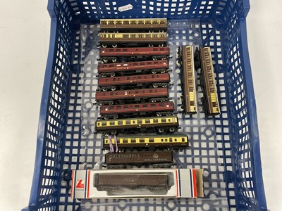 Lot 550 - Eleven N gauge coaches (one with a loose...