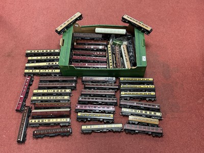 Lot 318 - Approximately forty-three 00 gauge coaches by...