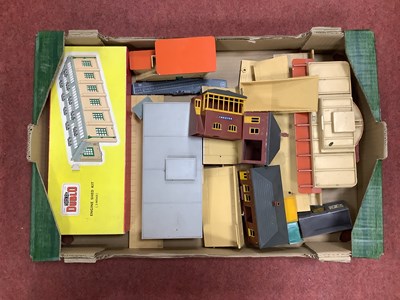 Lot 868 - A quantity of OO scale Lineside buildings by...