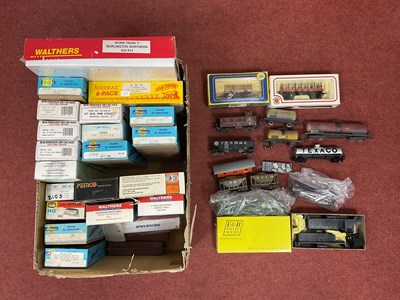 Lot 585 - Forty 'HO' Gauge Items of U.S.A. Outline...