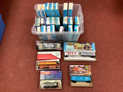 Lot 829 - Twenty-Seven 'HO' Gauge Boxed items of U.S.A....