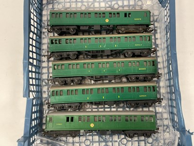 Lot 514 - A Triang 00 gauge Southern Region Suburban...