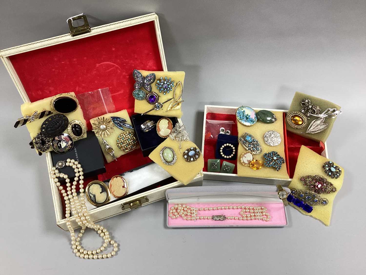 Lot 7 - A Mixed Lot of Assorted Costume Jewellery,...