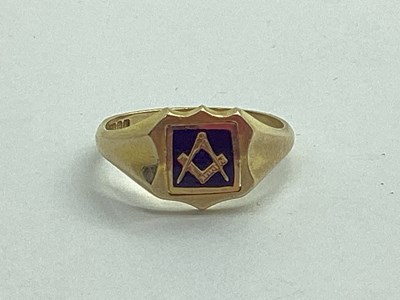 Lot 55 - A 9ct Gold Masonic Signet Ring, the swivelling...