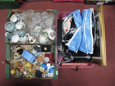 Lot 1049 - Mirror Hat, games set, hair clippers, scarves,...