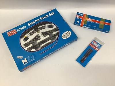 Lot 929 - A Peco N gauge Setrack Starter Track Set with...