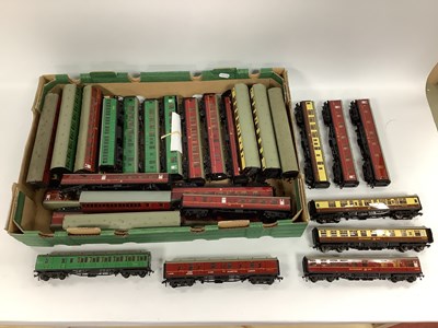 Lot 345 - Approximately thirty-four Hornby-Dublo 00...