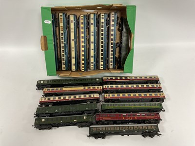 Lot 650 - Approximately nineteen HO scale European...