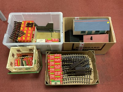 Lot 334 - Three containers with a quantity of G scale...