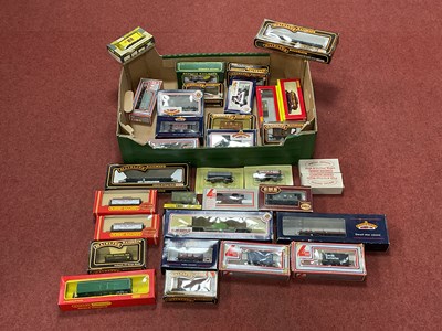 Lot 436 - Approximately thirty-three boxed 00 gauge...