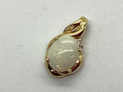 Lot 179 - A Modern 9ct Gold Opal Pendant, oval four claw...