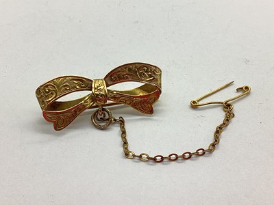 Lot 146 - An Antique Bow Brooch, allover scroll engraved,...
