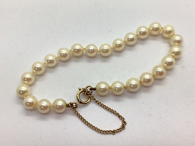 Lot 148 - A Cultured Pearl Bead Bracelet, of uniform...