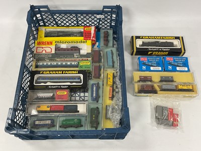 Lot 465 - A quantity of boxed British N gauge items,...