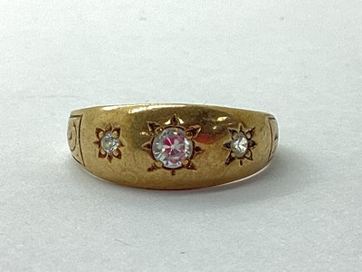 Lot 84 - A 9ct Gold Three Stone Ring, graduated star...