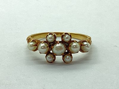 Lot 73 - An Antique Pearl Ring, allover graduated claw...