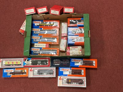 Lot 408 - Approximately twenty-six boxed HO scale...
