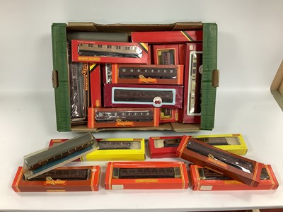 Lot 388 - Approximately twenty-two boxed 00 gauge...